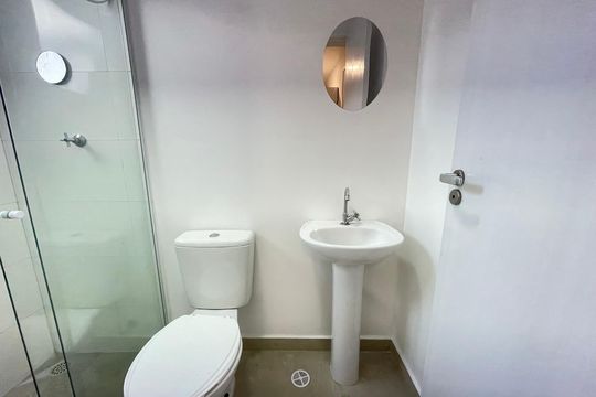 Banheiro de kitnet/studio para alugar com 1 quarto, 25m² em Jardim Peri Peri, São Paulo