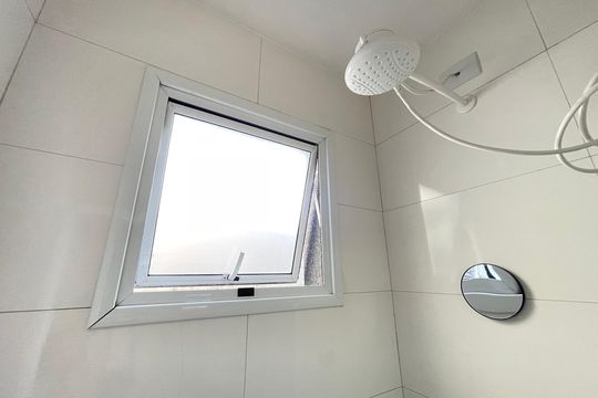 Banheiro de kitnet/studio para alugar com 1 quarto, 25m² em Jardim Peri Peri, São Paulo