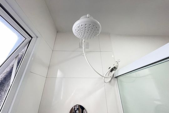 Banheiro de kitnet/studio para alugar com 1 quarto, 25m² em Jardim Peri Peri, São Paulo