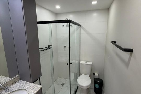 Banheiro de kitnet/studio para alugar com 1 quarto, 28m² em Jardim Aurelia, São Paulo