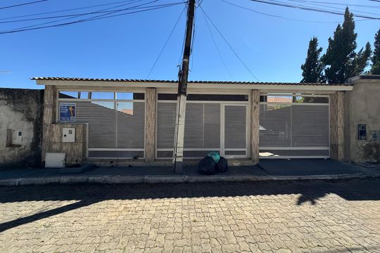Fachada de casa à venda com 3 quartos, 400m² em Colônia Agrícola Samambaia, Brasília