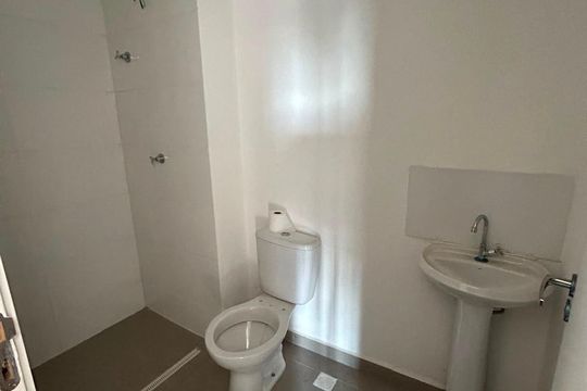 Banheiro de apartamento à venda com 2 quartos, 55m² em Jardim Maria Helena, Barueri