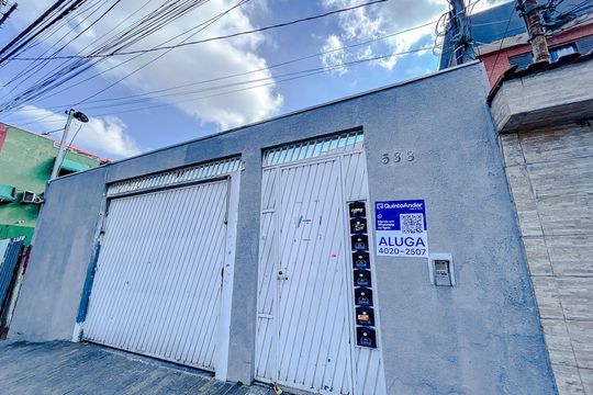 Fachada com Plaquinha de casa para alugar com 3 quartos, 80m² em Vila Esperança, São Paulo