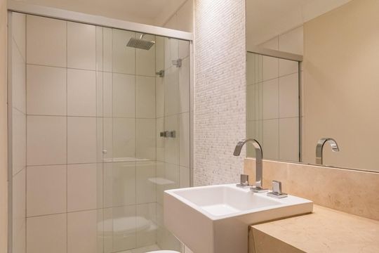 Banheiro da Suíte 1 de apartamento para alugar com 2 quartos, 120m² em Alphaville Conde Ii, Barueri