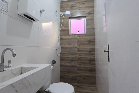 Banheiro de kitnet/studio para alugar com 1 quarto, 25m² em Prado, Belo Horizonte
