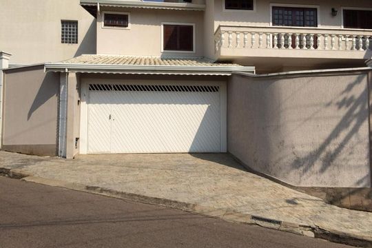 Fachada de casa à venda com 3 quartos, 221m² em Horto Florestal, Jundiaí