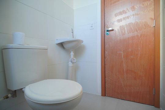 Banheiro de apartamento à venda com 2 quartos, 42m² em Santos Dumont, São Leopoldo