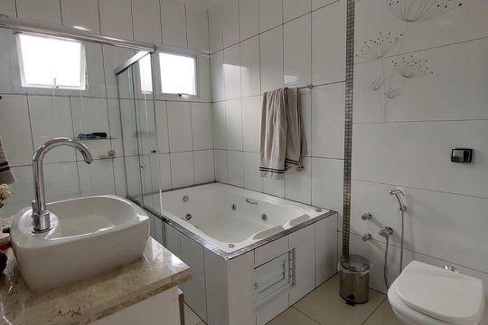 Banheiro de casa à venda com 3 quartos, 290m² em Jardim Caçula, Jundiaí