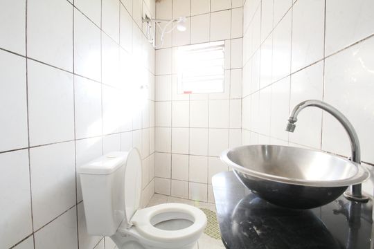 Banheiro de casa para alugar com 1 quarto, 20m² em Jardim das Palmas, São Paulo