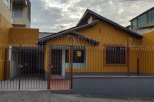 Fachada de casa à venda com 3 quartos, 200m² em Brasilândia, São Paulo