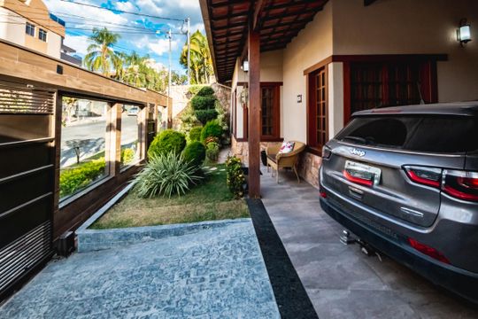 Garagem de casa para alugar com 4 quartos, 330m² em Castelo, Belo Horizonte