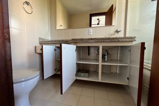 Banheiro da Suíte 1 - Armários  de apartamento para alugar com 4 quartos, 210m² em Bom Pastor, Juiz de Fora