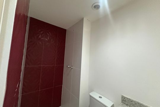 Banheiro da Suíte de apartamento para alugar com 2 quartos, 76m² em Jardim Tupanci, Barueri