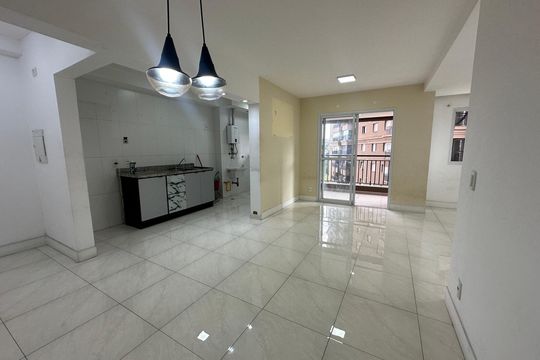 Sala de apartamento para alugar com 2 quartos, 76m² em Jardim Tupanci, Barueri