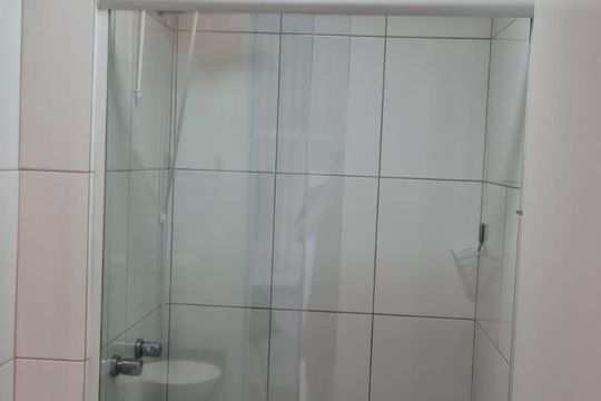 Banheiro de kitnet/studio para alugar com 1 quarto, 41m² em Alto da XV, Curitiba