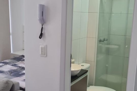 Banheiro de kitnet/studio para alugar com 1 quarto, 41m² em Alto da XV, Curitiba