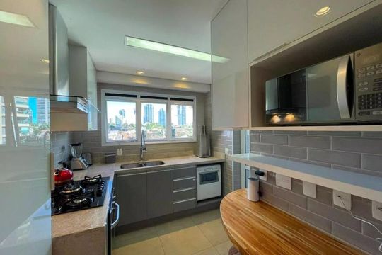 Cozinha de apartamento para alugar com 3 quartos, 138m² em Santo Amaro, São Paulo