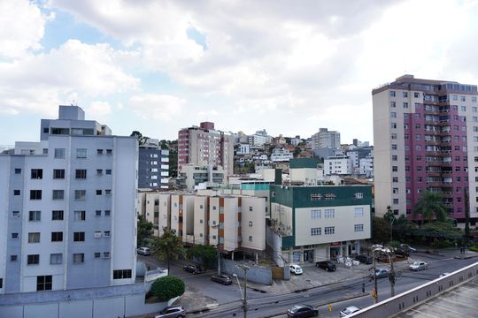 Sala - vista de apartamento para alugar com 2 quartos, 54m² em Coração Eucarístico, Belo Horizonte