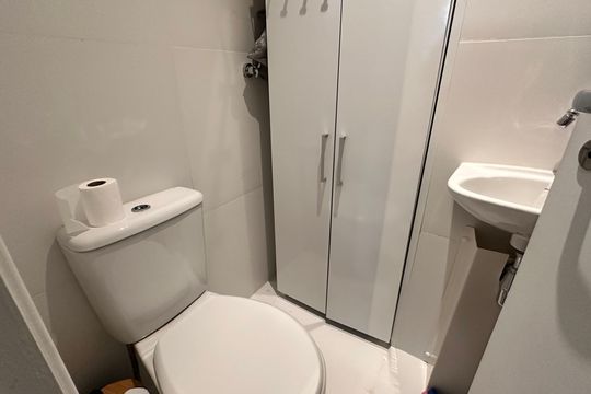 Banheiro de serviço de apartamento para alugar com 3 quartos, 167m² em Jardim das Acacias, São Paulo