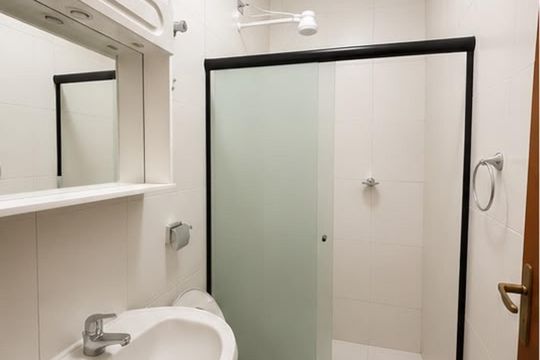 Banheiro de apartamento para alugar com 1 quarto, 42m² em Vila Ipiranga, Porto Alegre