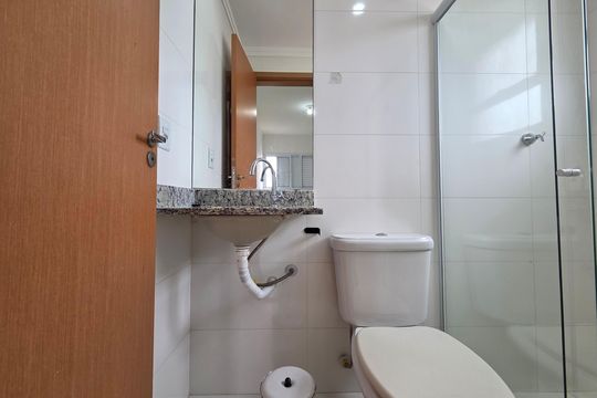 Banheiro da Suíte 1 de apartamento para alugar com 2 quartos, 65m² em Guilhermina, Praia Grande
