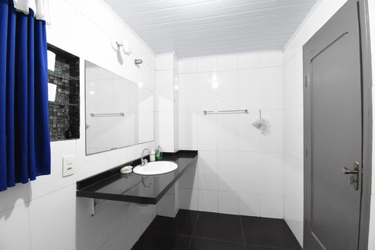 Banheiro de apartamento à venda com 2 quartos, 130m² em Centro, Curitiba