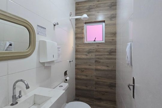 Banheiro social de kitnet/studio para alugar com 1 quarto, 35m² em Prado, Belo Horizonte