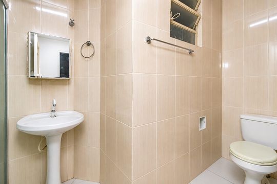 Banheiro social de apartamento para alugar com 2 quartos, 50m² em Centro Histórico, Porto Alegre