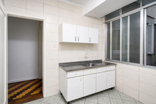 Cozinha de apartamento para alugar com 2 quartos, 50m² em Centro Histórico, Porto Alegre