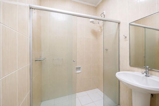 Banheiro social de apartamento para alugar com 2 quartos, 50m² em Centro Histórico, Porto Alegre