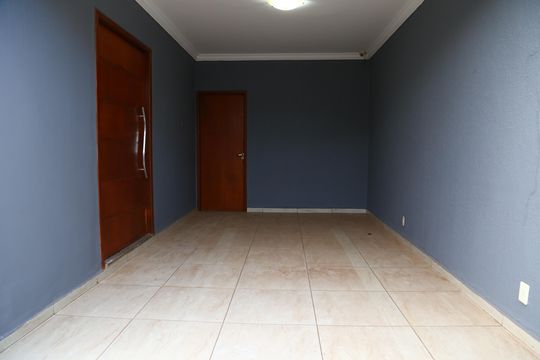 Garagem da frente de casa para alugar com 4 quartos, 448m² em Vila Joao Luiz de Oliveira, Anápolis