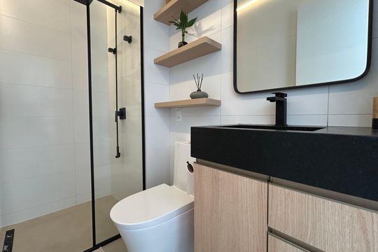 Banheiro de apartamento para alugar com 1 quarto, 58m² em Barra da Lagoa, Florianópolis