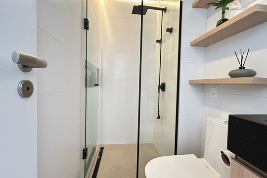 Banheiro de apartamento para alugar com 1 quarto, 58m² em Barra da Lagoa, Florianópolis