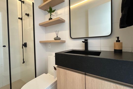 Banheiro de apartamento para alugar com 1 quarto, 58m² em Barra da Lagoa, Florianópolis