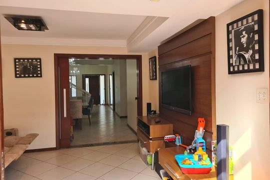 Sala de casa de condomínio à venda com 5 quartos, 784m² em Roncaglia, Campinas