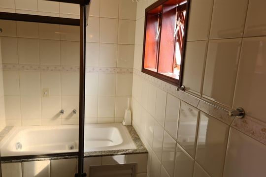 Banheiro de casa de condomínio à venda com 4 quartos, 506m² em Roncaglia, Campinas