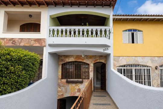 Área externa de casa à venda com 2 quartos, 113m² em Vila Clarice, São Paulo
