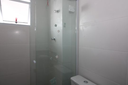 Banheiro de apartamento para alugar com 2 quartos, 45m² em Vila Nhocuné, São Paulo