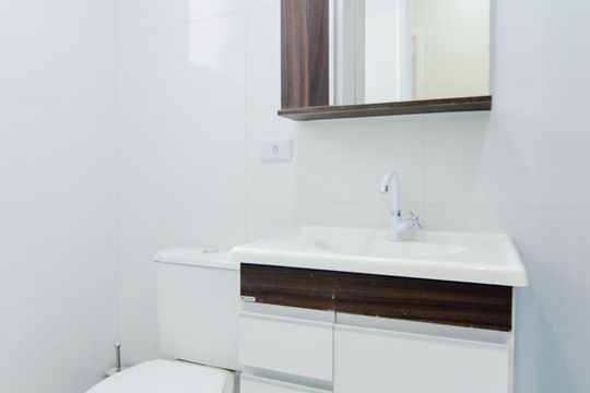 Banheiro  de apartamento à venda com 2 quartos, 56m² em Jardim Cocaia, Guarulhos