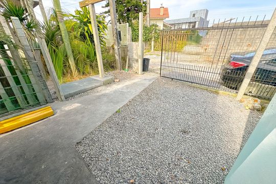 Garagem de kitnet/studio para alugar com 1 quarto, 11m² em Santinho, Florianópolis