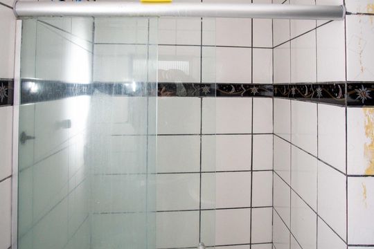 Banheiro social de casa para alugar com 1 quarto, 130m² em Serraria, Diadema