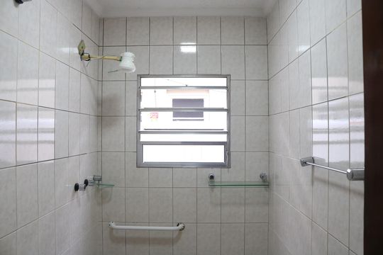Banheiro de casa para alugar com 2 quartos, 80m² em Vila Romana, São Paulo