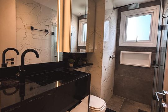 Banheiro de apartamento à venda com 2 quartos, 67m² em São Sebastião, Porto Alegre