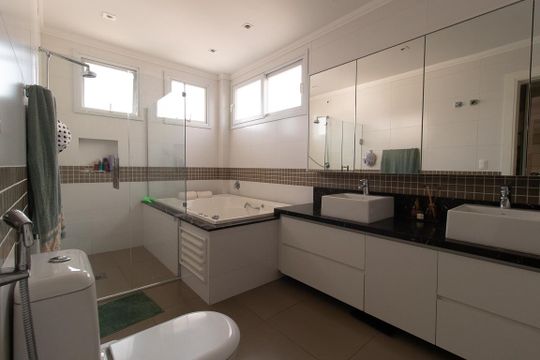 Banheiro da Suíte 3 de casa de condomínio à venda com 4 quartos, 316m² em Xaxim, Curitiba