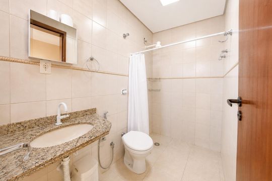 Banheiro de apartamento para alugar com 1 quarto, 45m² em Santa Genoveva, Goiânia