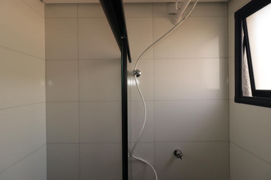 Banheiro de kitnet/studio para alugar com 1 quarto, 23m² em Vila Sao Pedro, Santo André