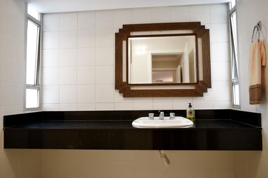 Banheiro social de apartamento para alugar com 2 quartos, 135m² em Jardim Paulista, São Paulo