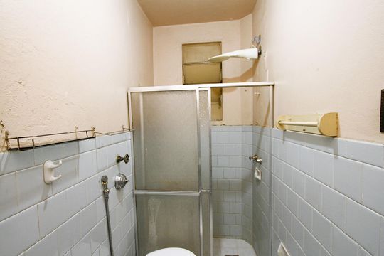 Banheiro de kitnet/studio para alugar com 1 quarto, 47m² em Centro, Belo Horizonte