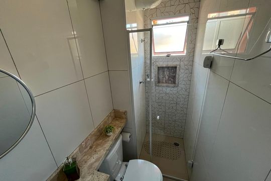 Banheiro de apartamento para alugar com 2 quartos, 50m² em Jardim Elizabete, Embu das Artes