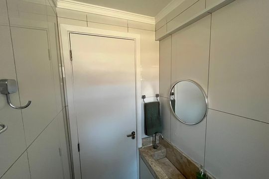 Banheiro de apartamento para alugar com 2 quartos, 50m² em Jardim Elizabete, Embu das Artes